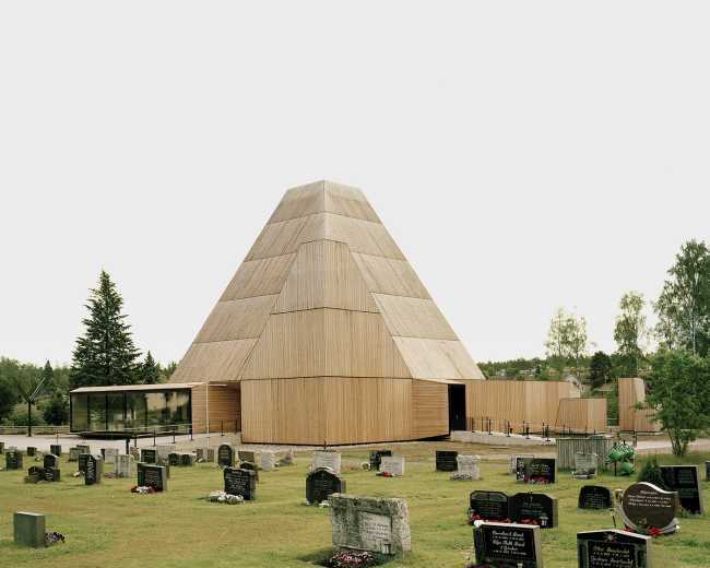 Église en bois dans un cimetière