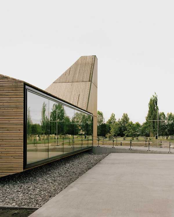 Église en bois avec des vitres réfléchissantes.