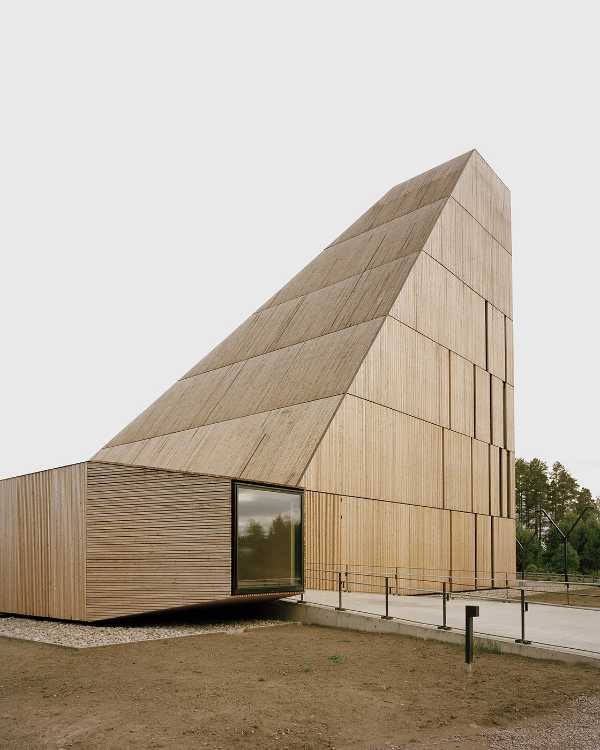 Église en bois aux formes contemporaines