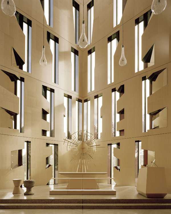 Intérieur de l'église en bois