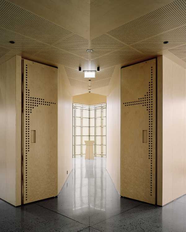 Intérieur d'une église en bois de bouleau