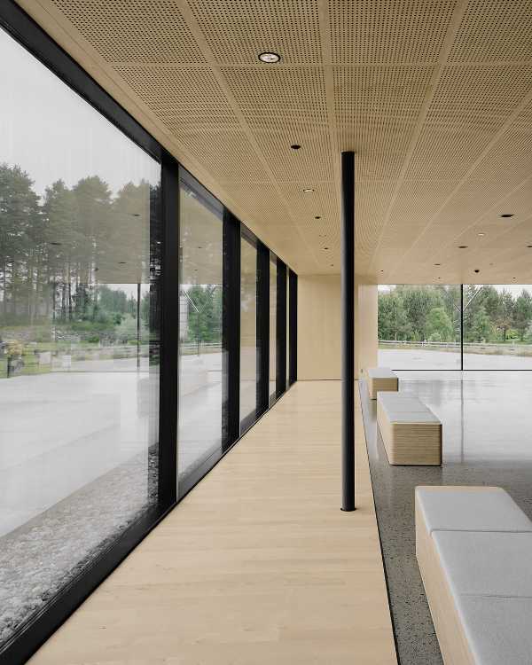 Église en bois avec une base vitrée