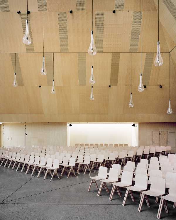 Intérieur de l'église en bois