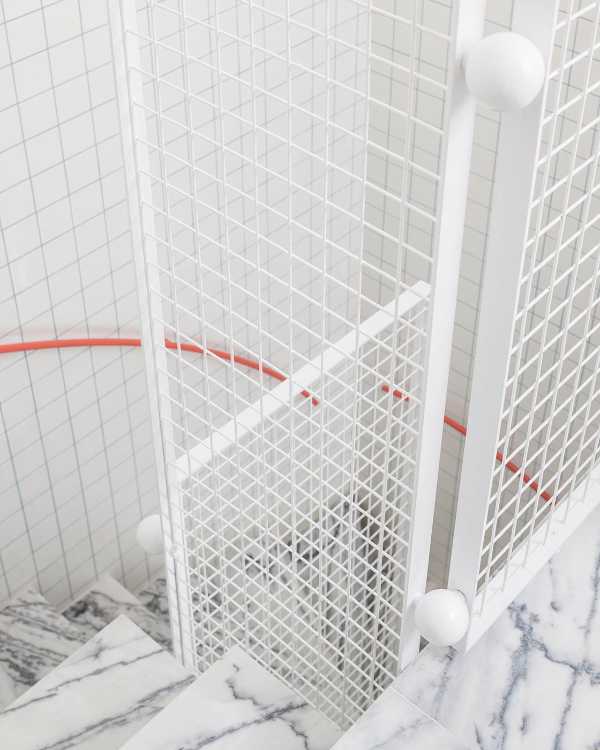 Scala in marmo e balaustra a rete