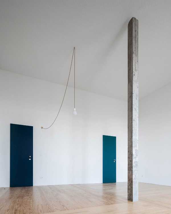 Open space appartamento porte blu