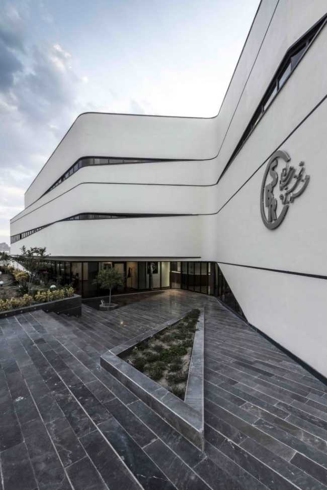 Edificio per uffici dalle forme plastiche