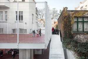 Campo sportivo sul tetto di una scuola