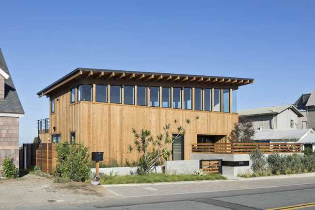 Casa in legno con tetto pendente