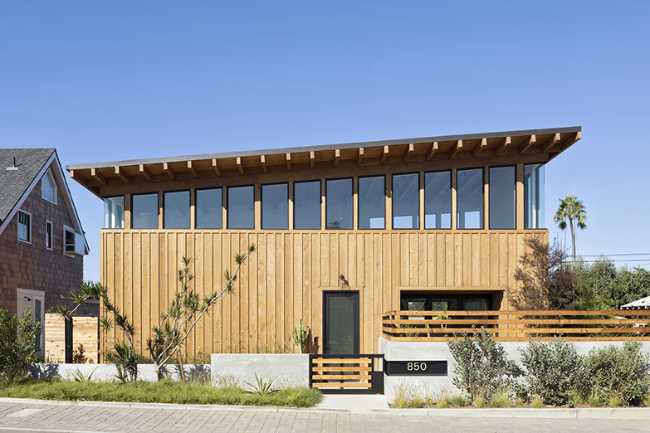 Casa in legno con tetto pendente