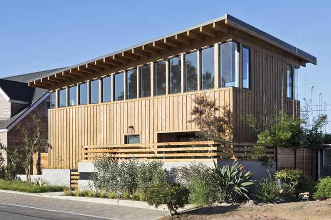 Casa in legno con tetto pendente