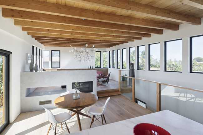 Interno con travi di legno a vista