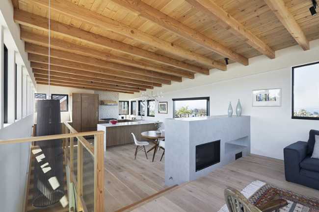 Interno con travi di legno a vista