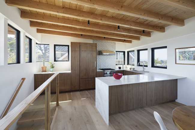 Interno con travi di legno a vista