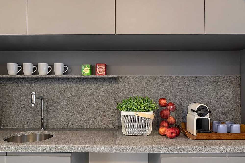 Office in grey and wood