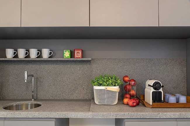 Cucina in tonalità di grigio