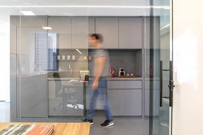 Cucina in un ufficio e divisorio vetrato