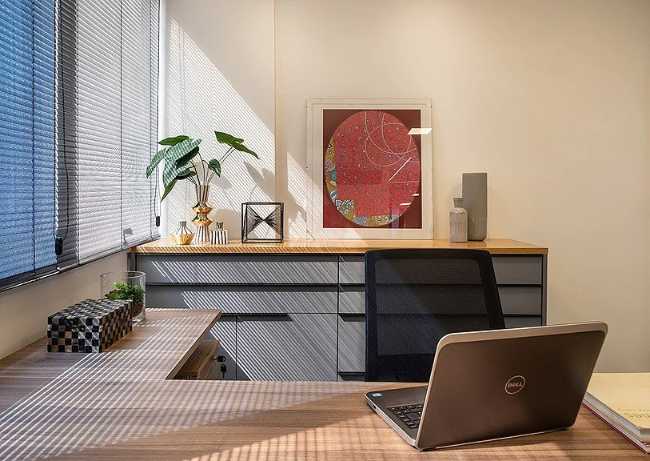 Scrivania in legno con pc