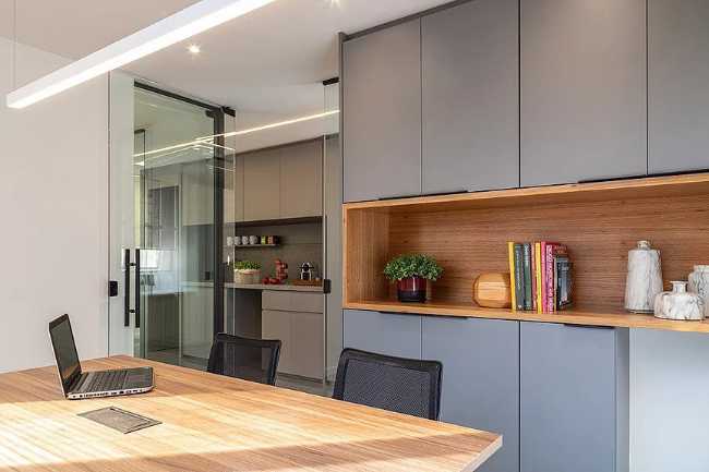Ufficio dai colori grigi e legno