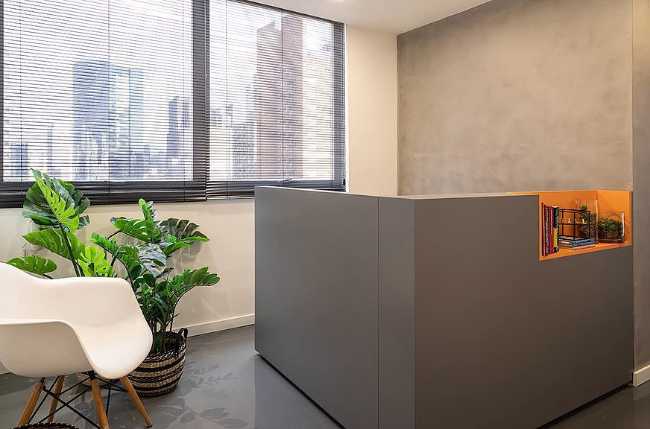 reception di colore grigio e arancio