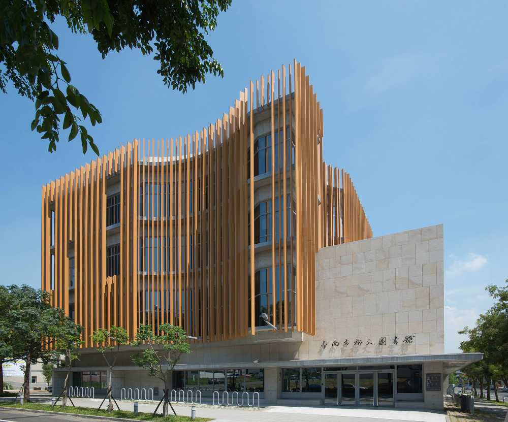 Biblioteca con listelli in legno
