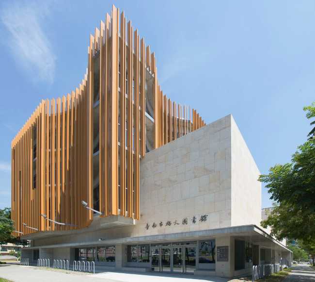 Biblioteca vetro cemento e legno