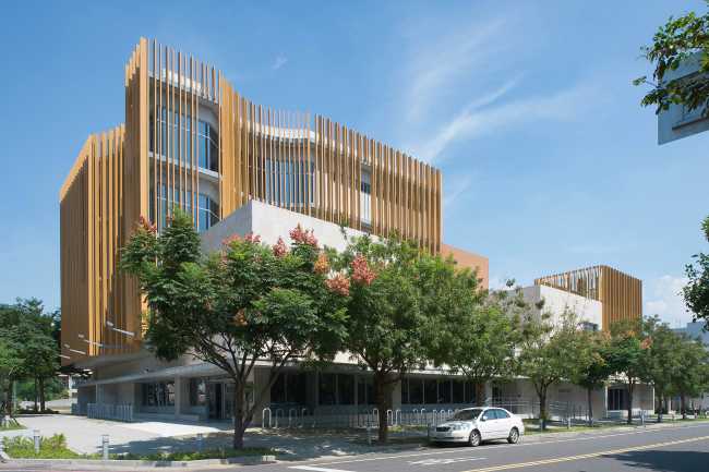 Biblioteca vetro cemento e legno