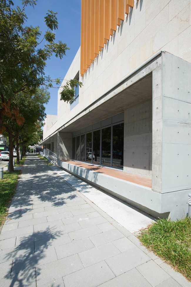 Biblioteca vetro cemento e legno