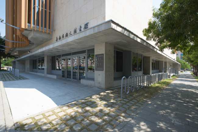 Ingresso biblioteca in cemento