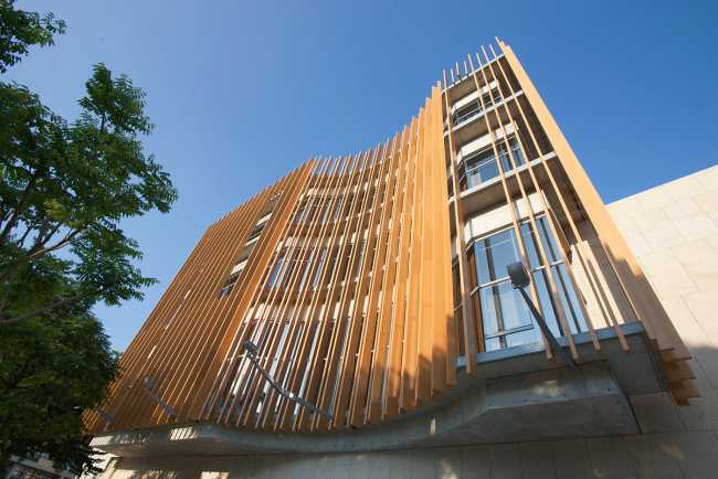 Biblioteca vetro cemento e legno