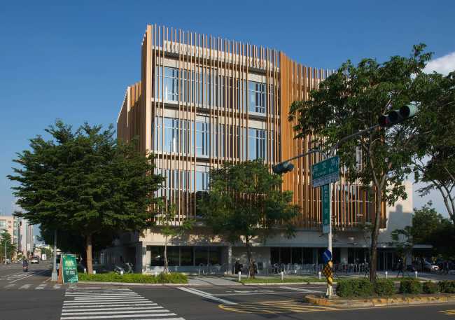 Biblioteca vetro cemento e legno