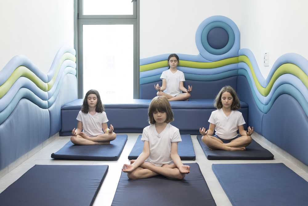 sala de yoga color inclusiva de la escuela