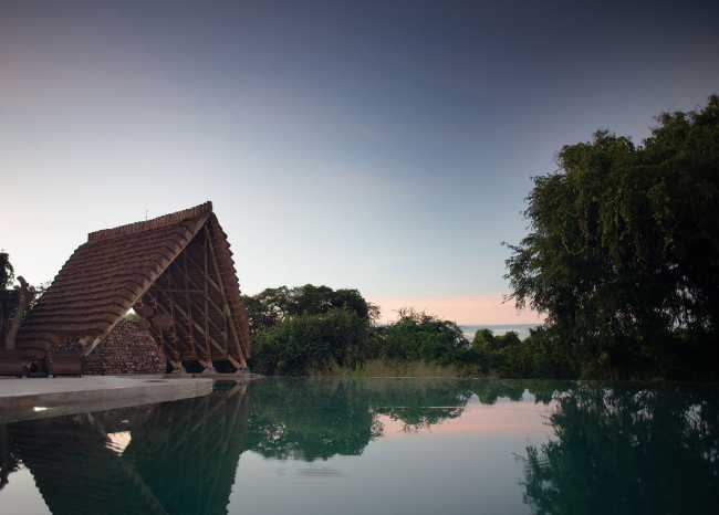 Lodge in legno sul fiume