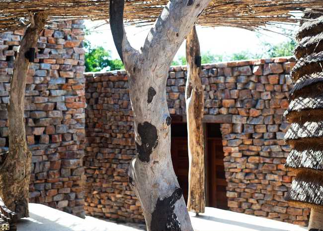 Muro in pietra tra gli alberi