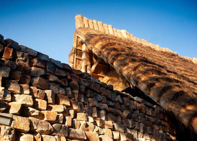 Lodge in legno e muro in pietra