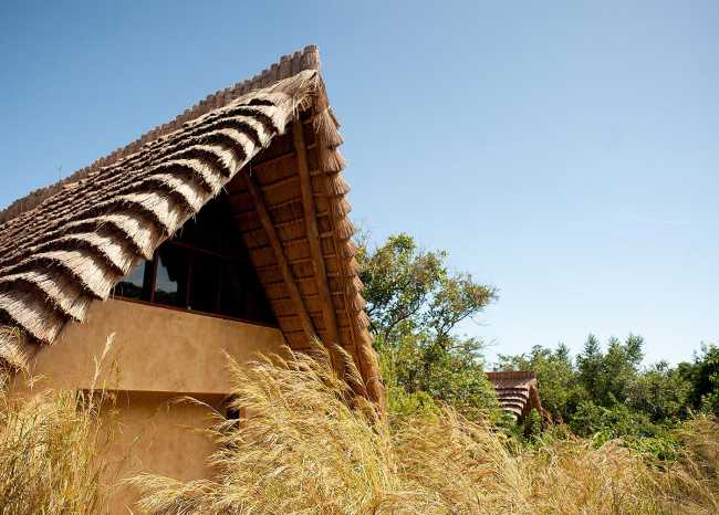 Lodge in legno tetto in paglia