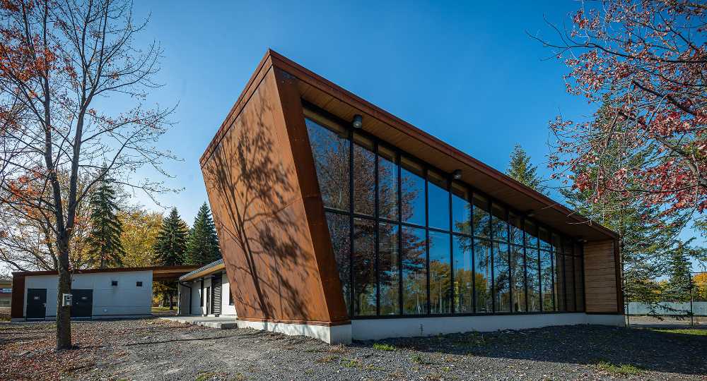 Montreal Pavilion Park vidrio y corten