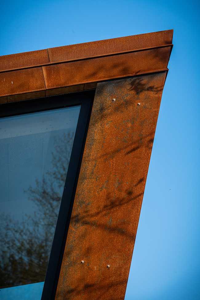 Montreal Park pavilion with wood and steel structure