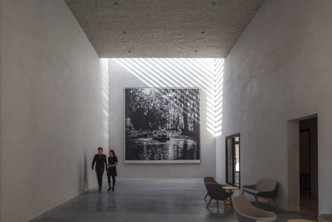 Crématorium en Belgique avec des murs en ciment et en marbre.