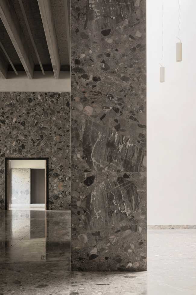 Crématorium en Belgique en béton et revêtements en marbre