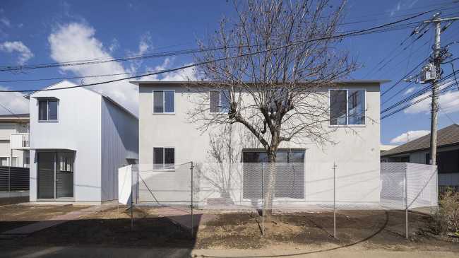 Casa grigia con albero davanti