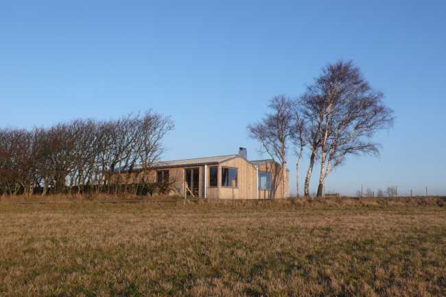 Cabina in legno sulla natura