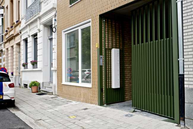 Entrada del edificio puerta verde