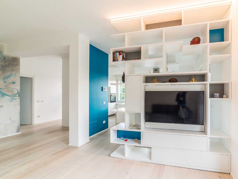 Open space and colour. The seventies apartment becomes illuminated thanks to new forms