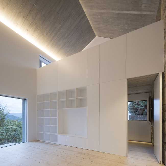 Interior con techo de hormigón