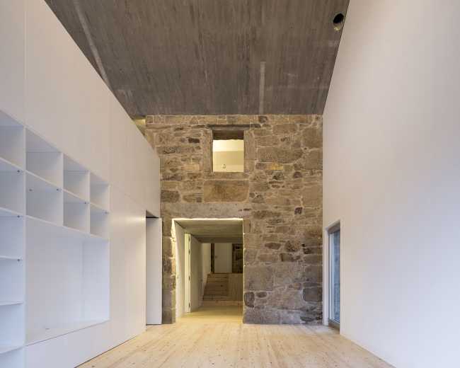 Interior de piedra y cemento