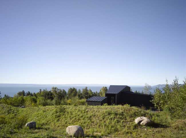 Abitazione in legno affacciata sul fiume