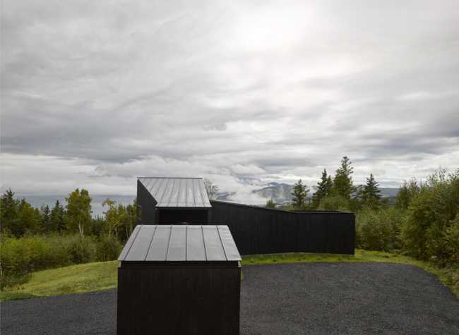 Abitazione con facciata in cedro carbonizzato