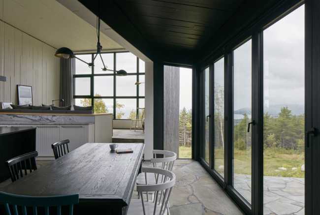 Sala da pranzo con vetrata