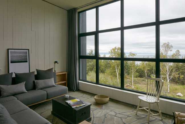 Salotto con vetrata sul panorama