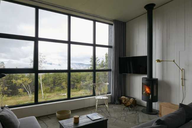 Salotto con vetrata e stufa